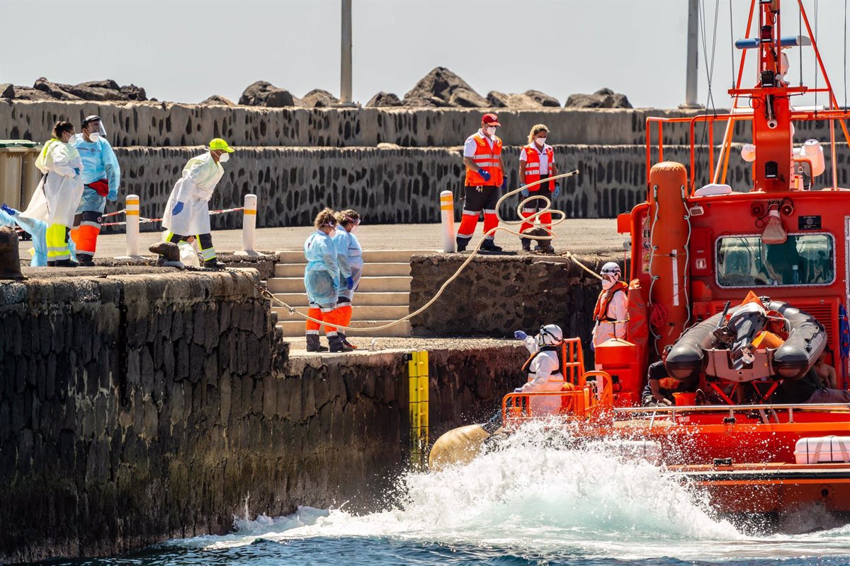 Ils sauvent un bateau avec 47 migrants à environ 30 km de Lanzarote