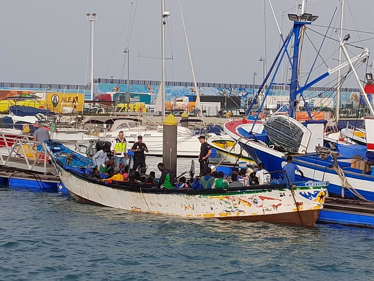 Maritime Rescue sauve 60 migrants d'un cayuco à sept milles de Los Cristianos (Tenerife)