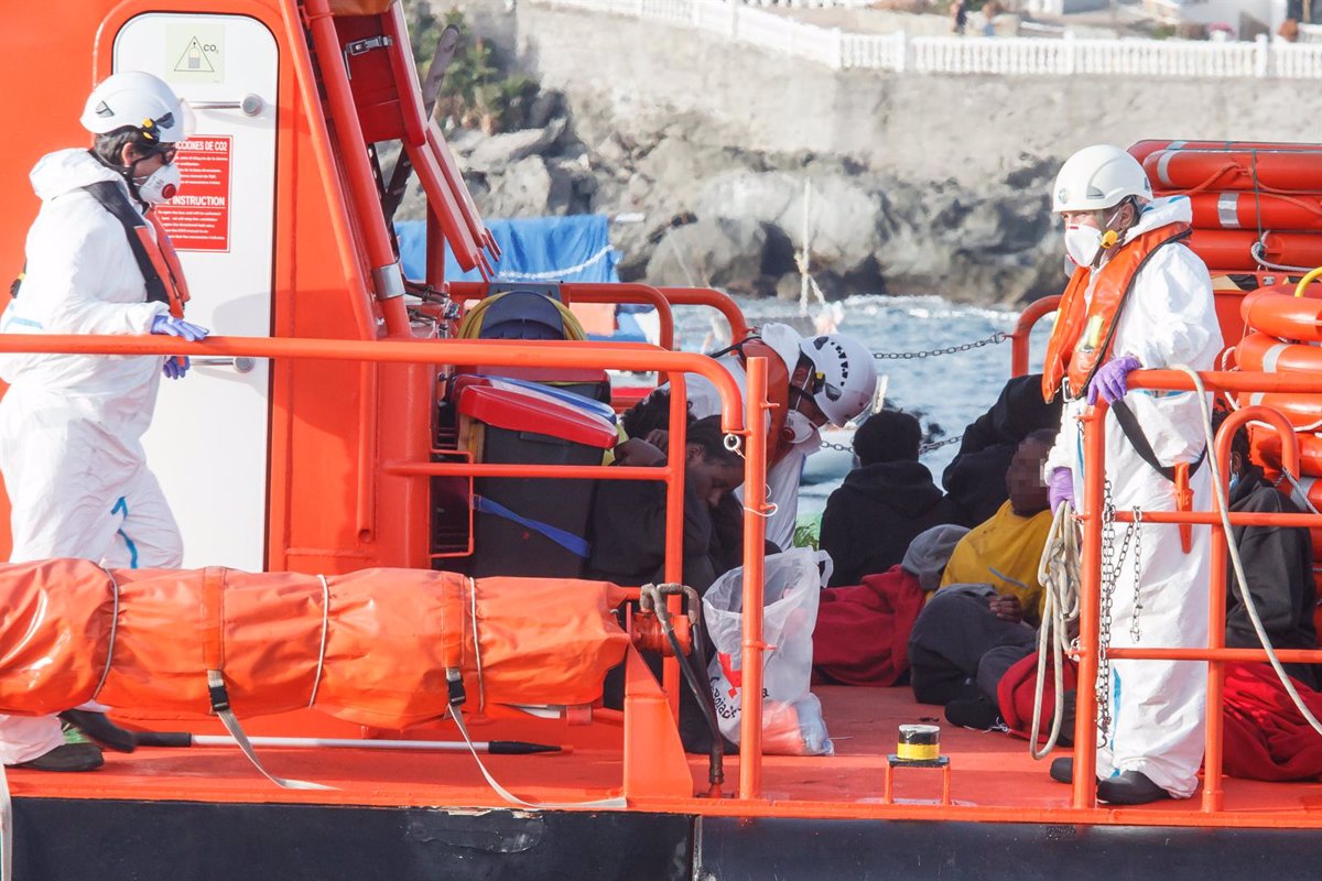 Ils sauvent 112 migrants à bord de deux canoës situés au sud de l'île de Gran Canaria