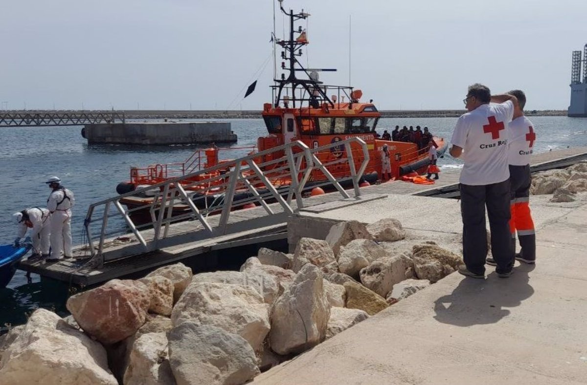 Un bateau avec 13 personnes à bord, dont un mineur, arrive sur les côtes d'Altea et de Calpe