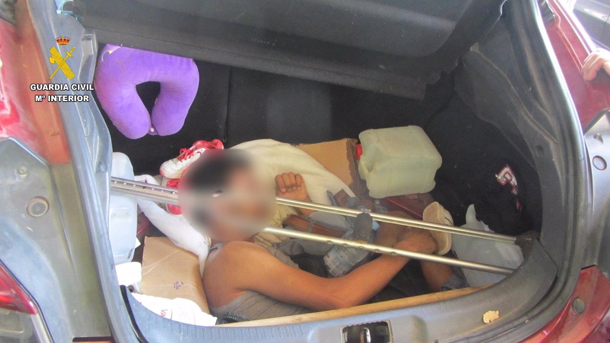 Une Française arrêtée à Melilla pour avoir caché son frère migrant marocain dans le trou de la roue de secours
