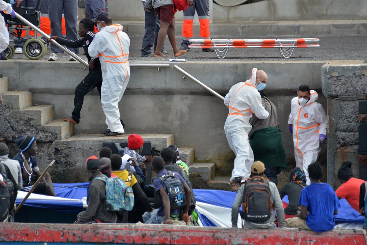 Carlos Prieto aborde l'arrivée des migrants des îles Canaries avec les administrations et entités catalanes