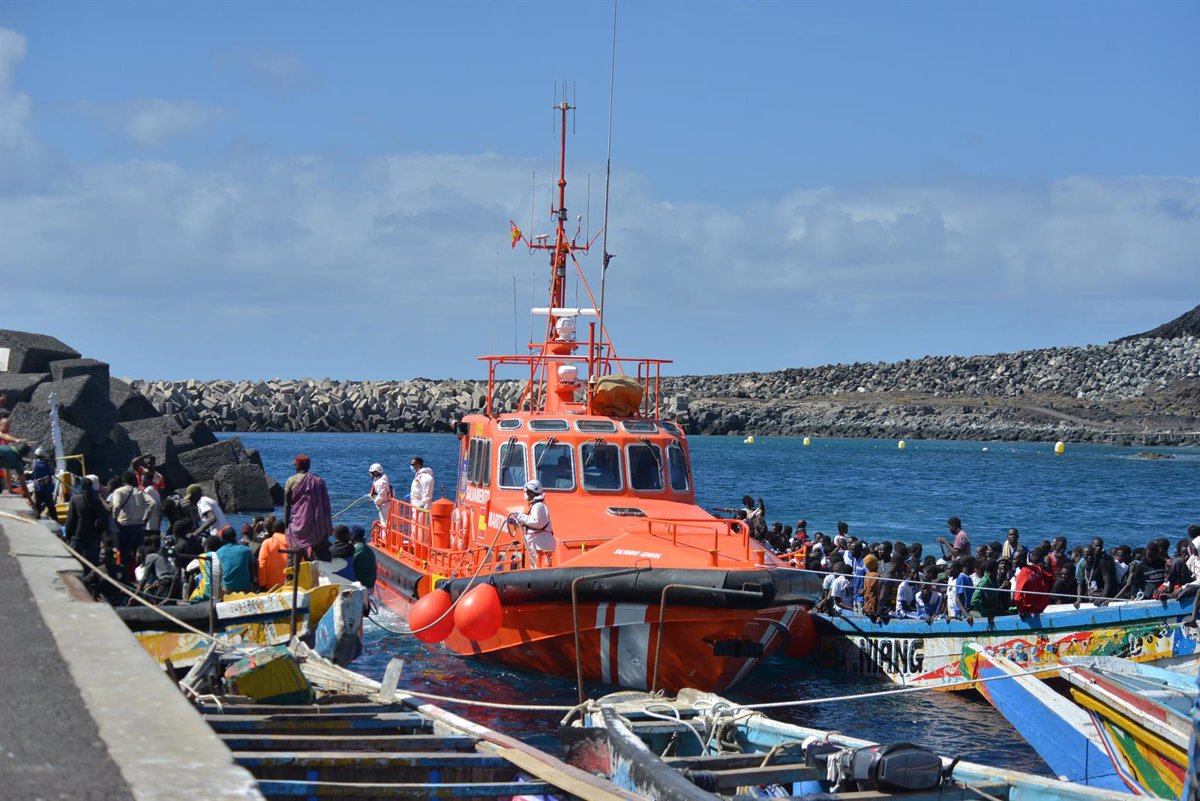 Ils sauvent un cayuco avec 118 migrants à bord au sud d'El Hierro