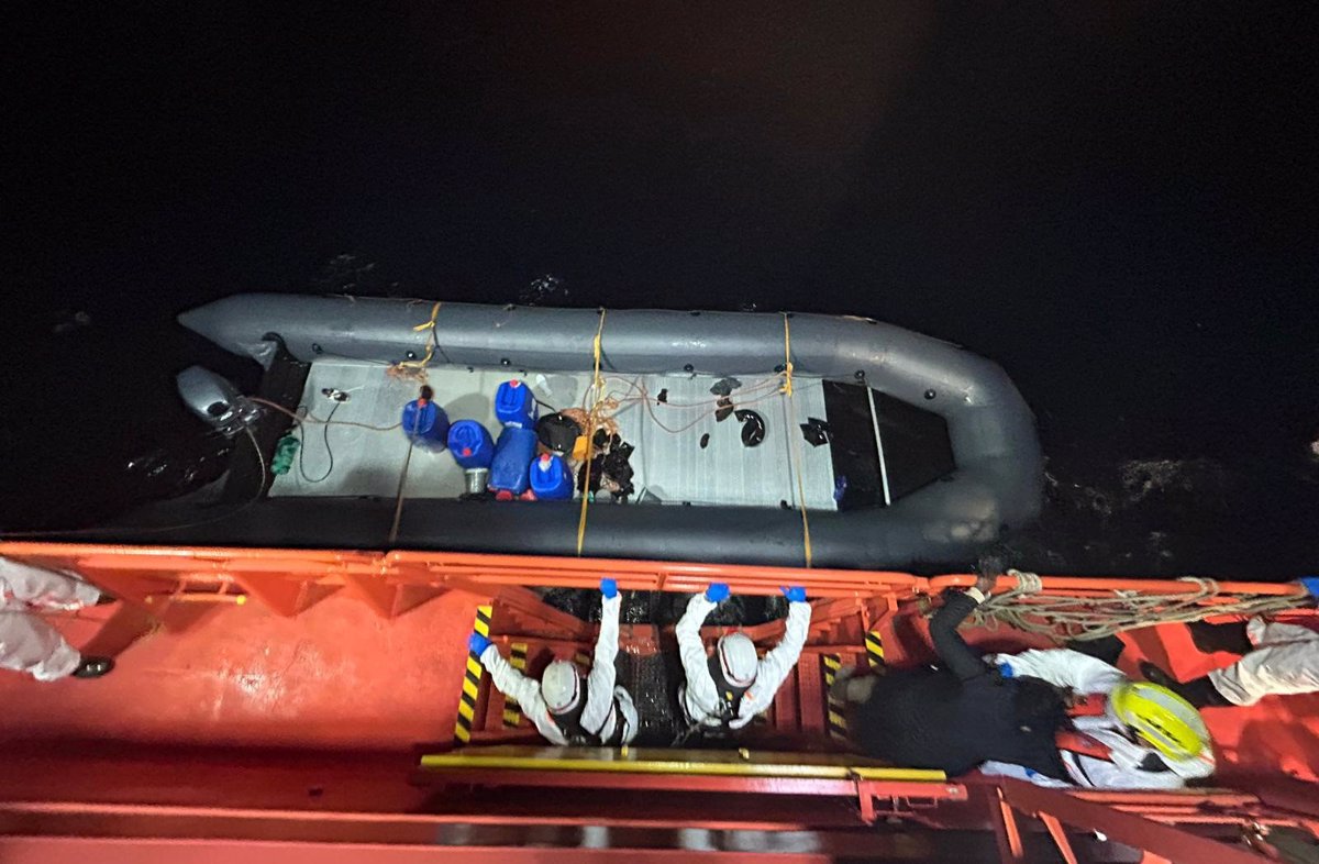 Un navire et Maritime Rescue sauvent un bateau avec 55 personnes dans les eaux près de Gran Canaria