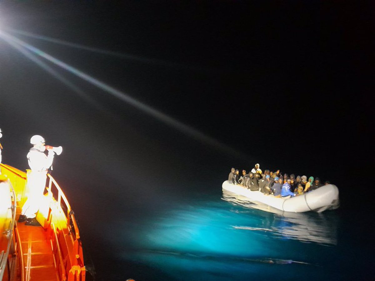 Ils sauvent un bateau avec 42 personnes, dont un mineur, à environ 159 kilomètres au sud de Gran Canaria