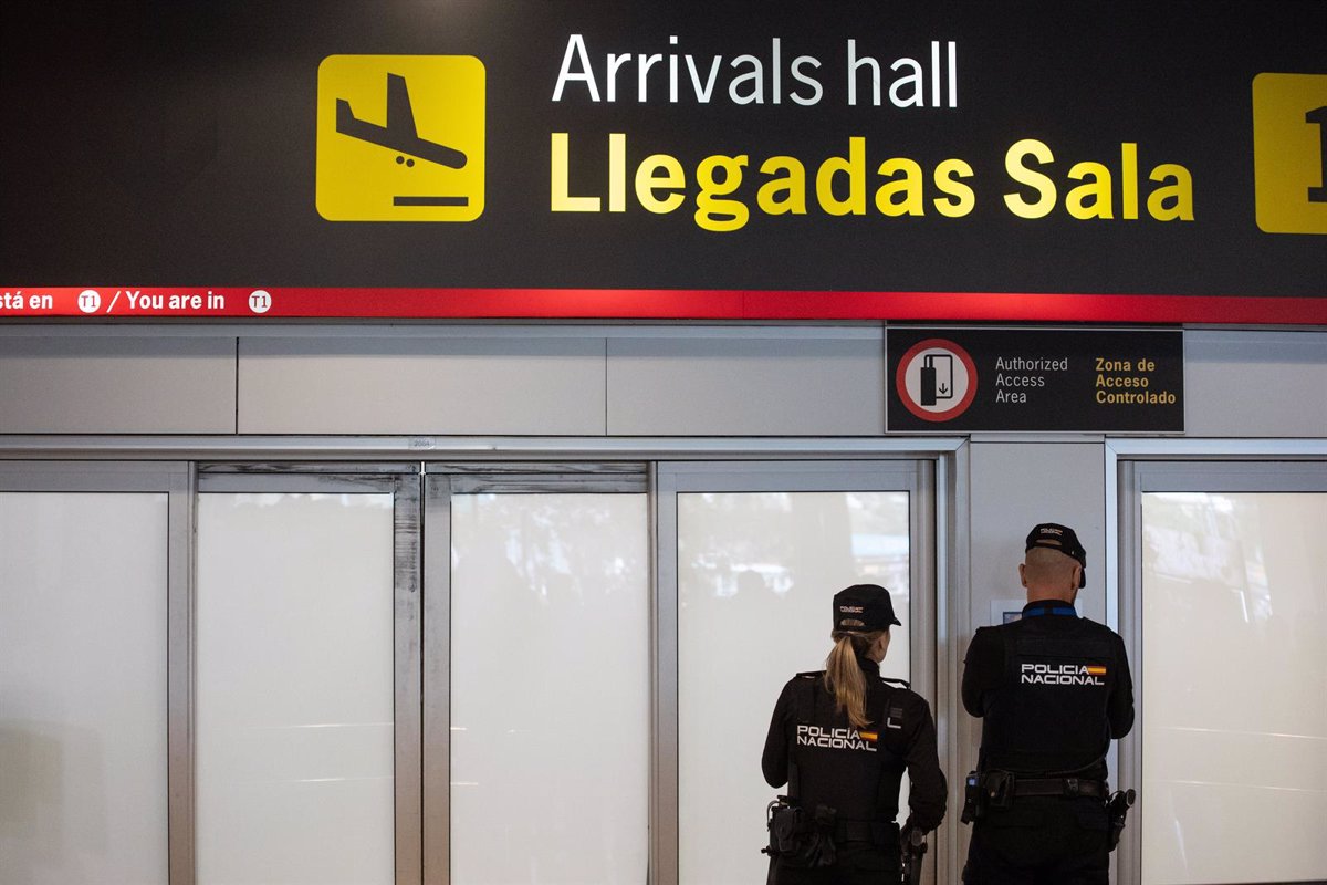 Quelque 70 migrants attendent dans les salles d'asile de Barajas et JUPOL met en garde contre l'effondrement dû au retour des « avions patera »