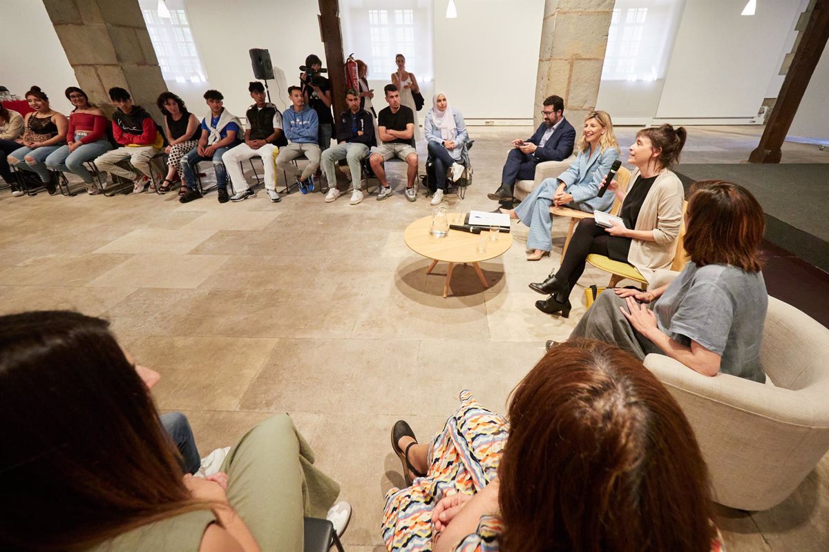 Yolanda Díaz et Begoña Alfaro rencontrent les jeunes migrants du programme Kideak pour écouter leurs revendications
