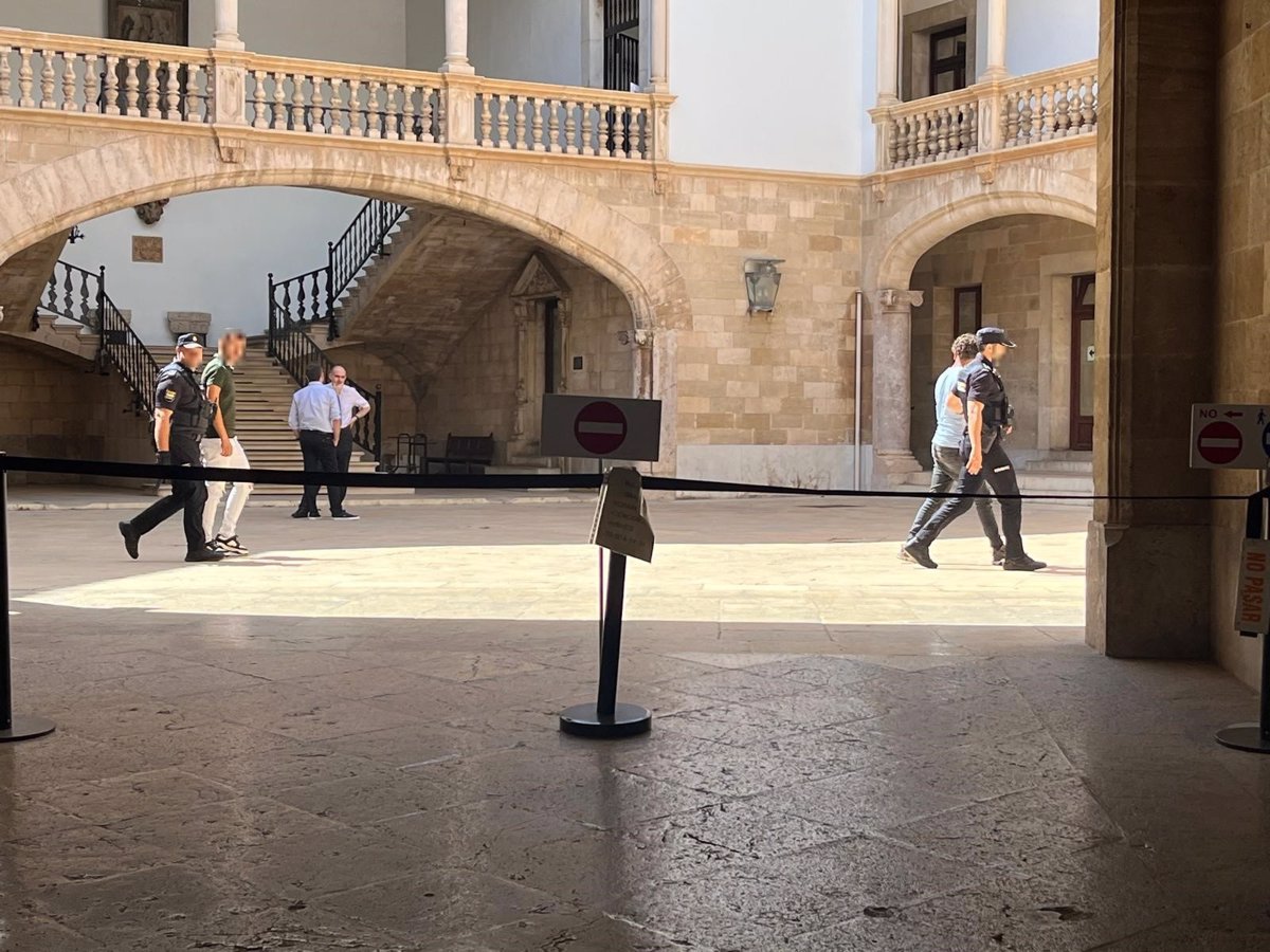 Les deux accusés d'avoir dirigé un bateau avec 20 personnes vers Cabrera profitent de leur droit de ne pas témoigner