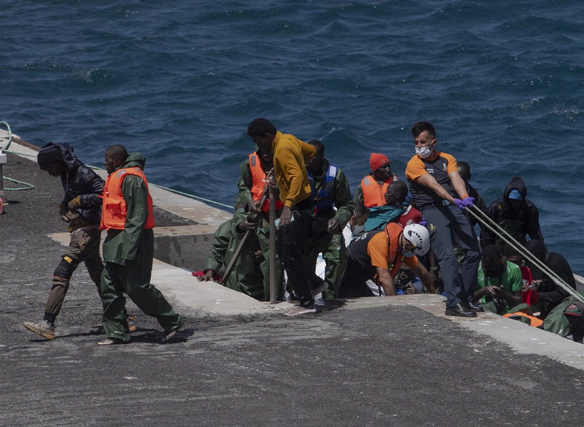 Deux autres cayucos arrivent à El Hierro et l'île ajoute 338 migrants ce jeudi