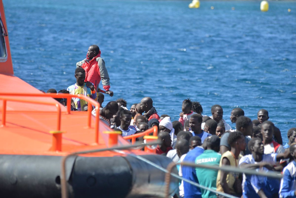 Ils sauvent une pirogue avec 121 migrants dans les eaux d'El Hierro