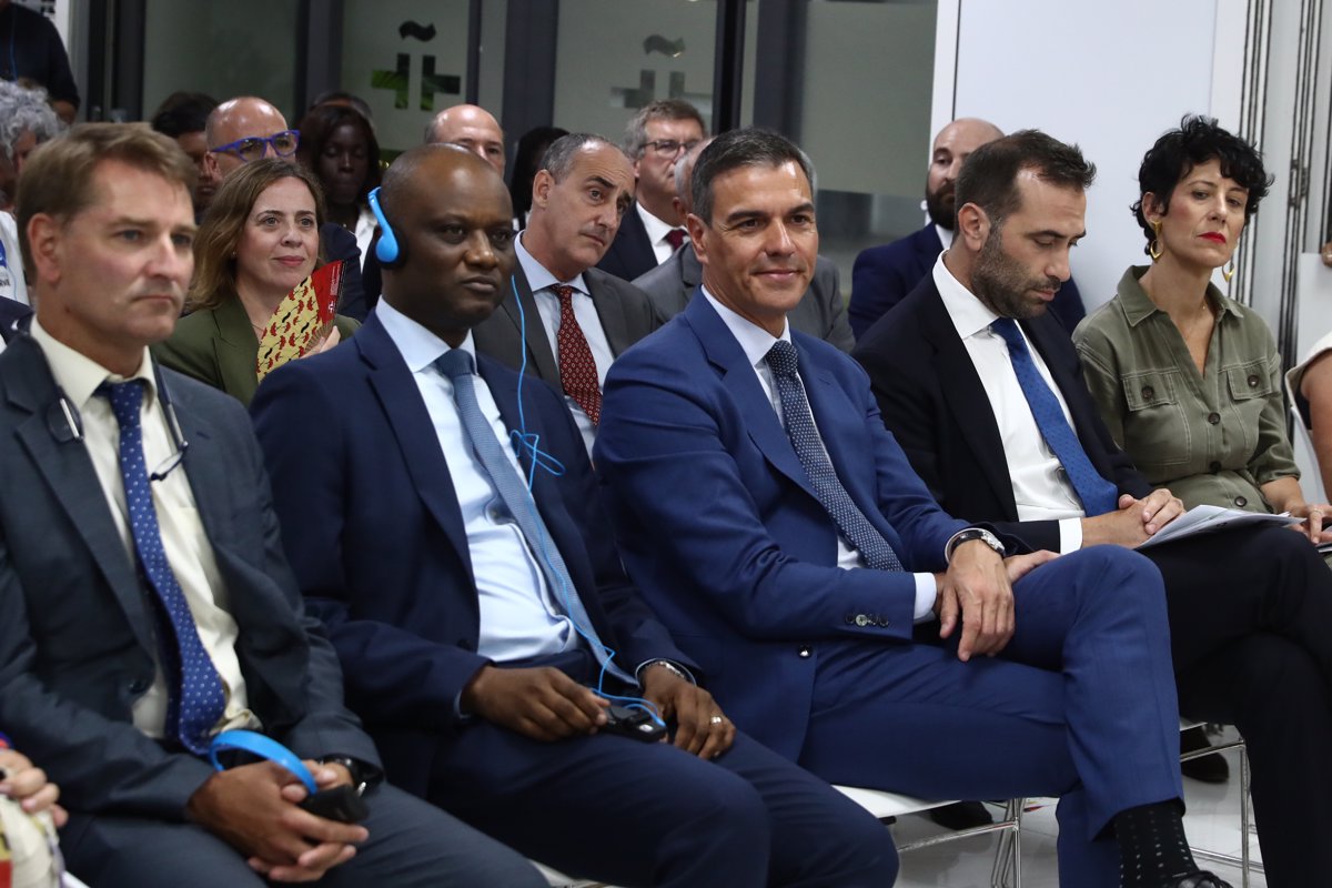 Sánchez défend l'expulsion des migrants irréguliers pour décourager les mafias