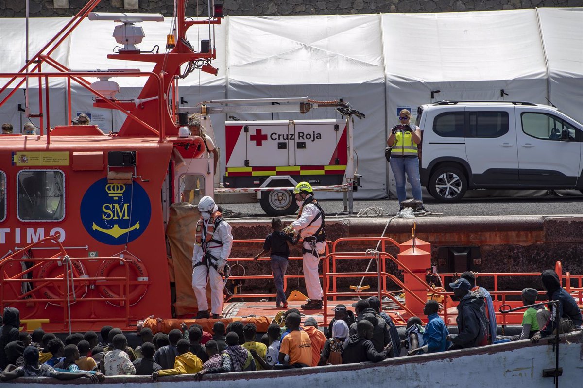 Les îles Canaries approuvent un plan choc visant à embaucher 39 travailleurs et à améliorer la prise en charge des mineurs migrants