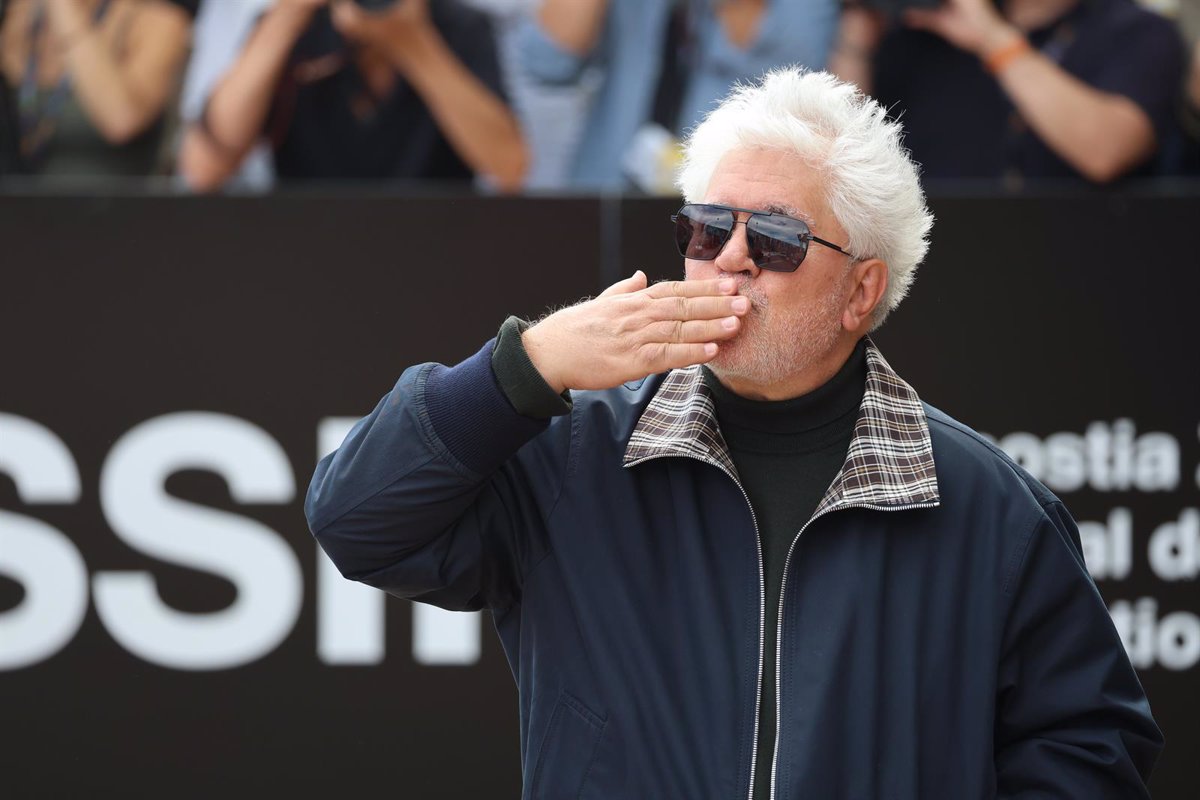 Almodóvar appelle Sánchez "Monsieur Beau" et embrasse les migrants arrivant en Espagne : "Ils sont du sang neuf"