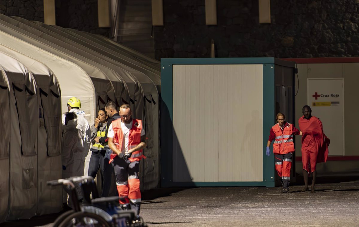 Un cayuco arrive seul à la marina de San Miguel, à Tenerife, avec 81 migrants