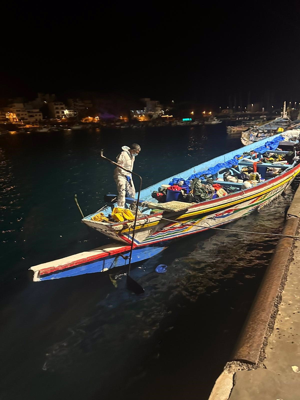 Maritime Rescue accompagne deux canoës avec 164 migrants dans les eaux près d'El Hierro