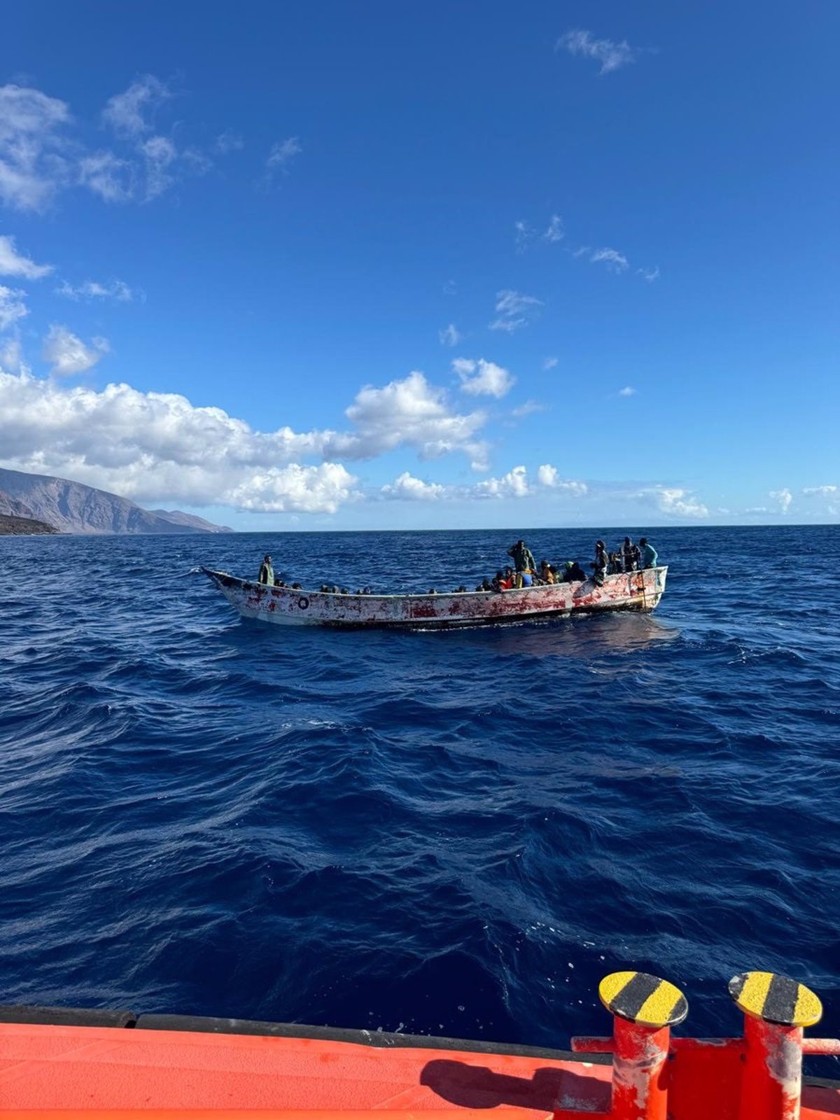 Deux pirogues avec 98 migrants sont interceptées dans les eaux d'El Hierro et de Tenerife