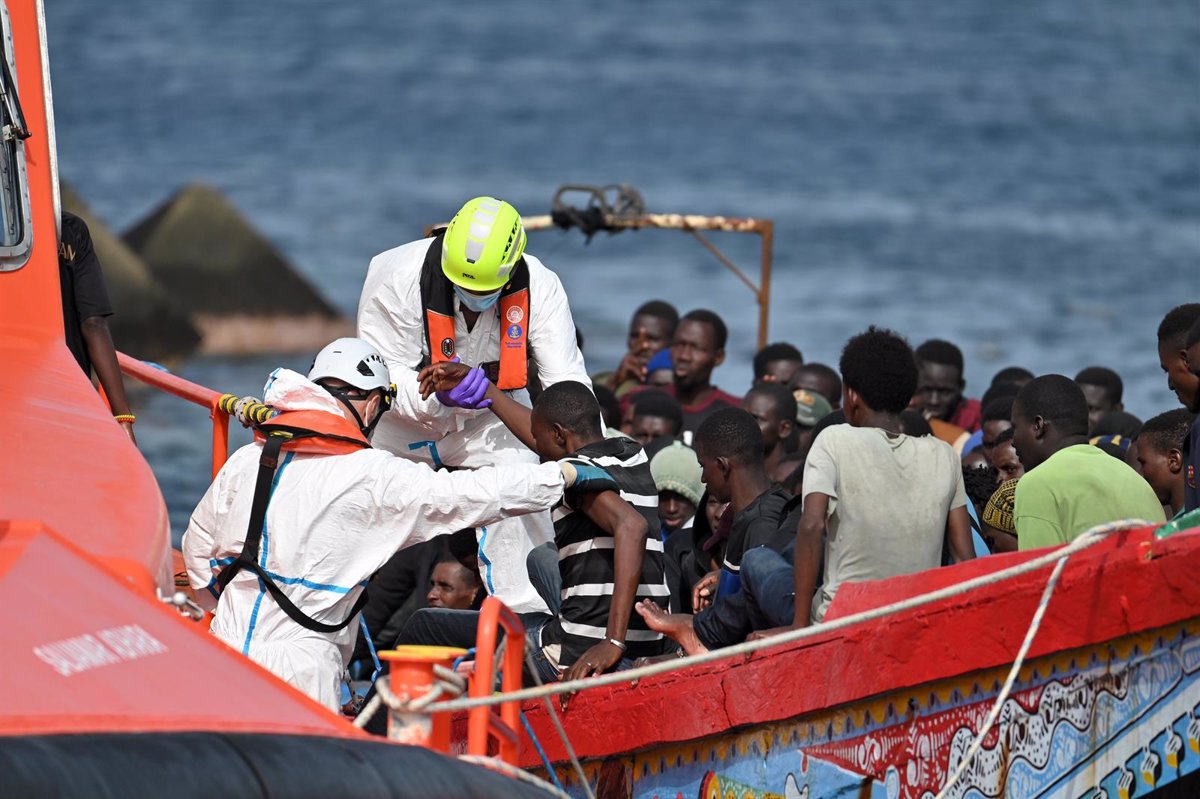 Trois canoës avec 220 immigrants secourus dans les eaux proches d'El Hierro et de Tenerife