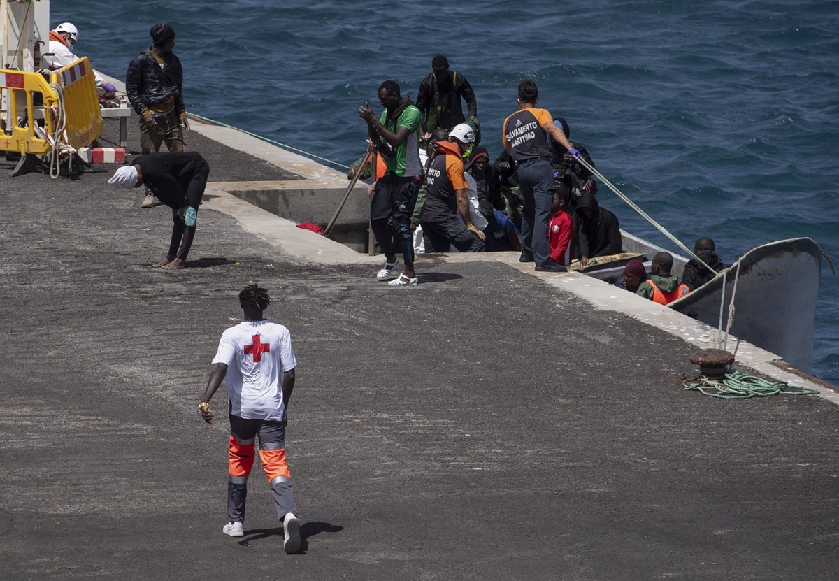 Un cayuco arrive avec 75 migrants à El Hierro