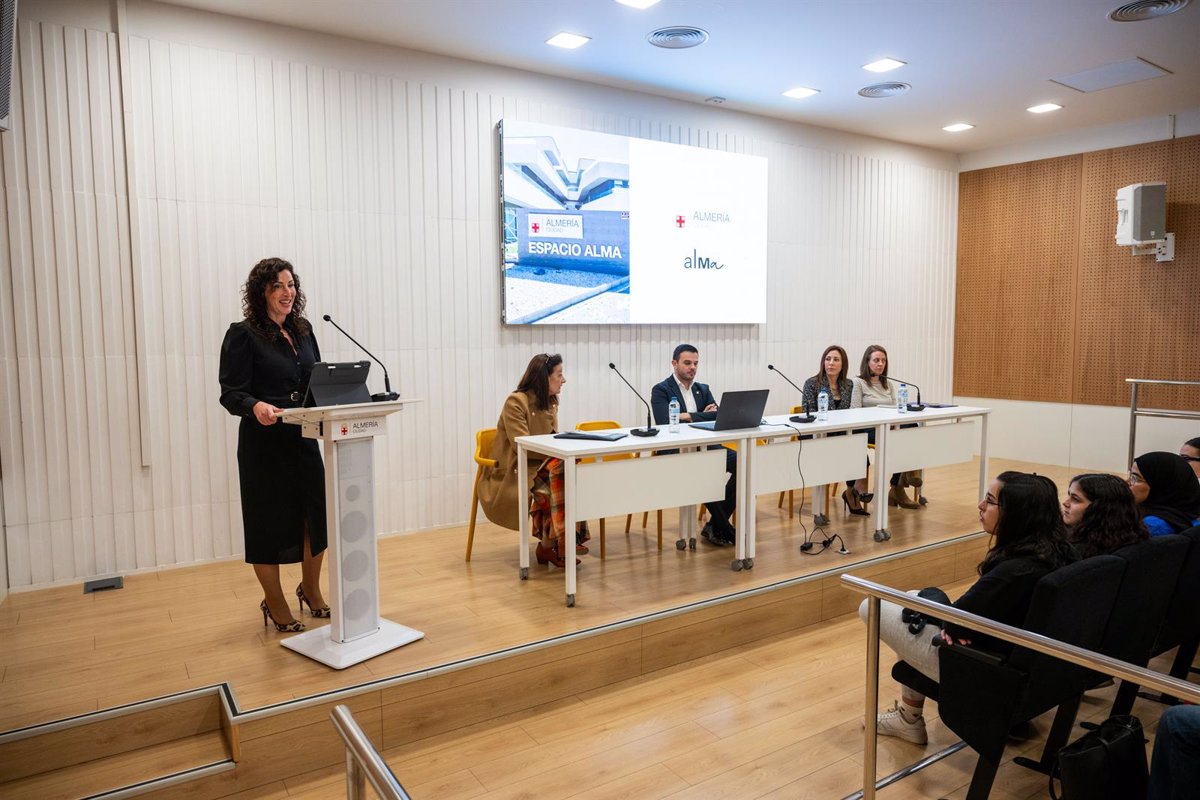 Vázquez salue le travail des groupes qui travaillent avec les immigrés dans une Almería « ouverte sur le monde »