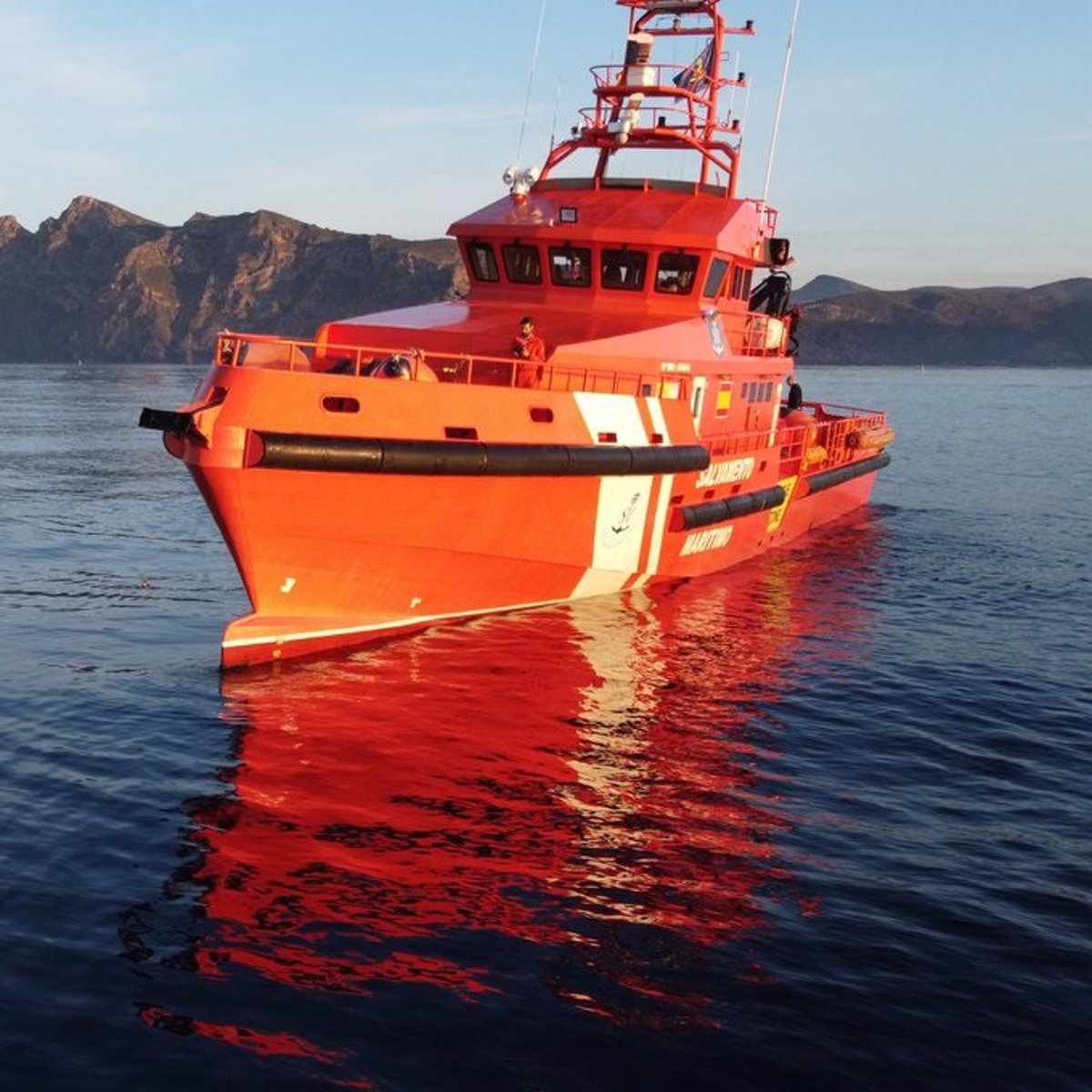 Maritime Rescue localise trois bateaux pneumatiques avec environ 180 migrants dans les eaux de Lanzarote pendant la nuit
