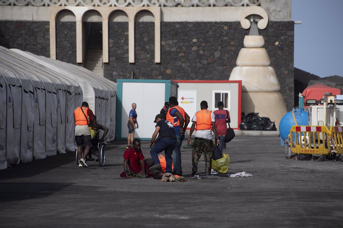 Maritime Rescue sauve deux canoës avec 170 migrants dans les eaux près d'El Hierro