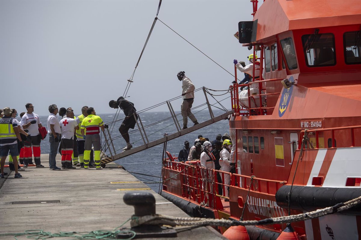Ils sauvent une pirogue avec 67 migrants et un mort à bord dans les eaux d'El Hierro