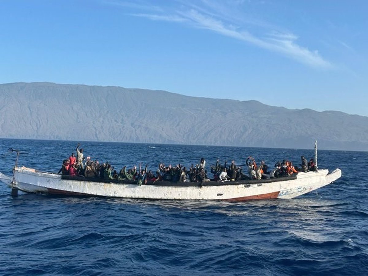 Ils localisent un cayuco avec 63 migrants, dont dix femmes, à peu de distance du quai de La Restinga (El Hierro)