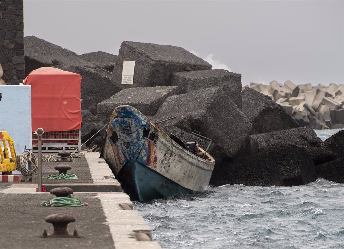 Situé un Cayuco avec 32 migrants près de la côte de l'île d'El Hierro