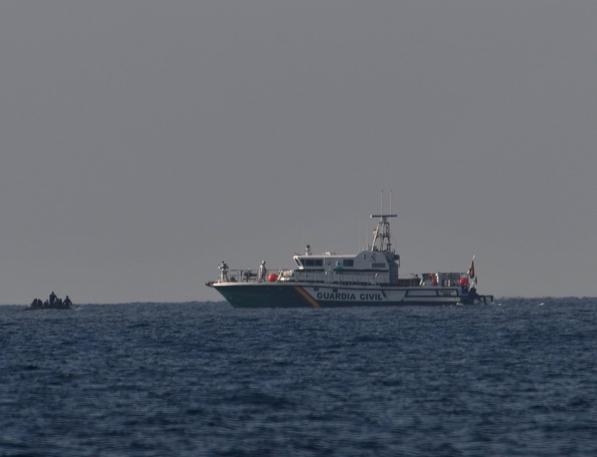 Seon à Almería Four Patera Pilots qui dérivait avec 12 migrants, dont trois enfants