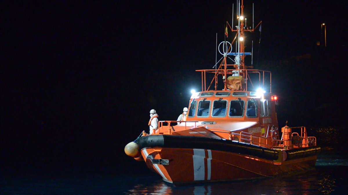 Maritime Rescue sauve 22 migrants à bord d'un Cayuco à 11 miles de La Restinga (El Hierro)