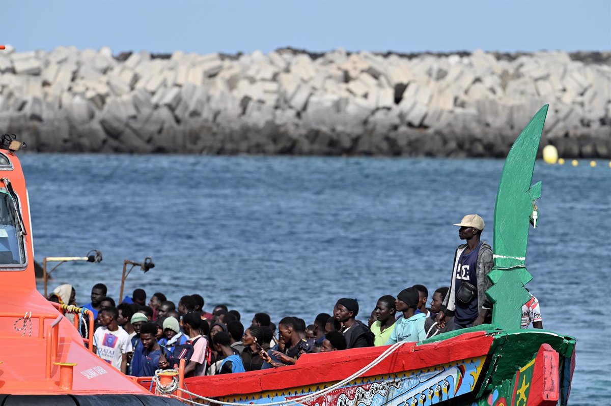 SUC. La jupe maritime sauve 70 migrants à bord à six milles de La Restinga (El Hierro)