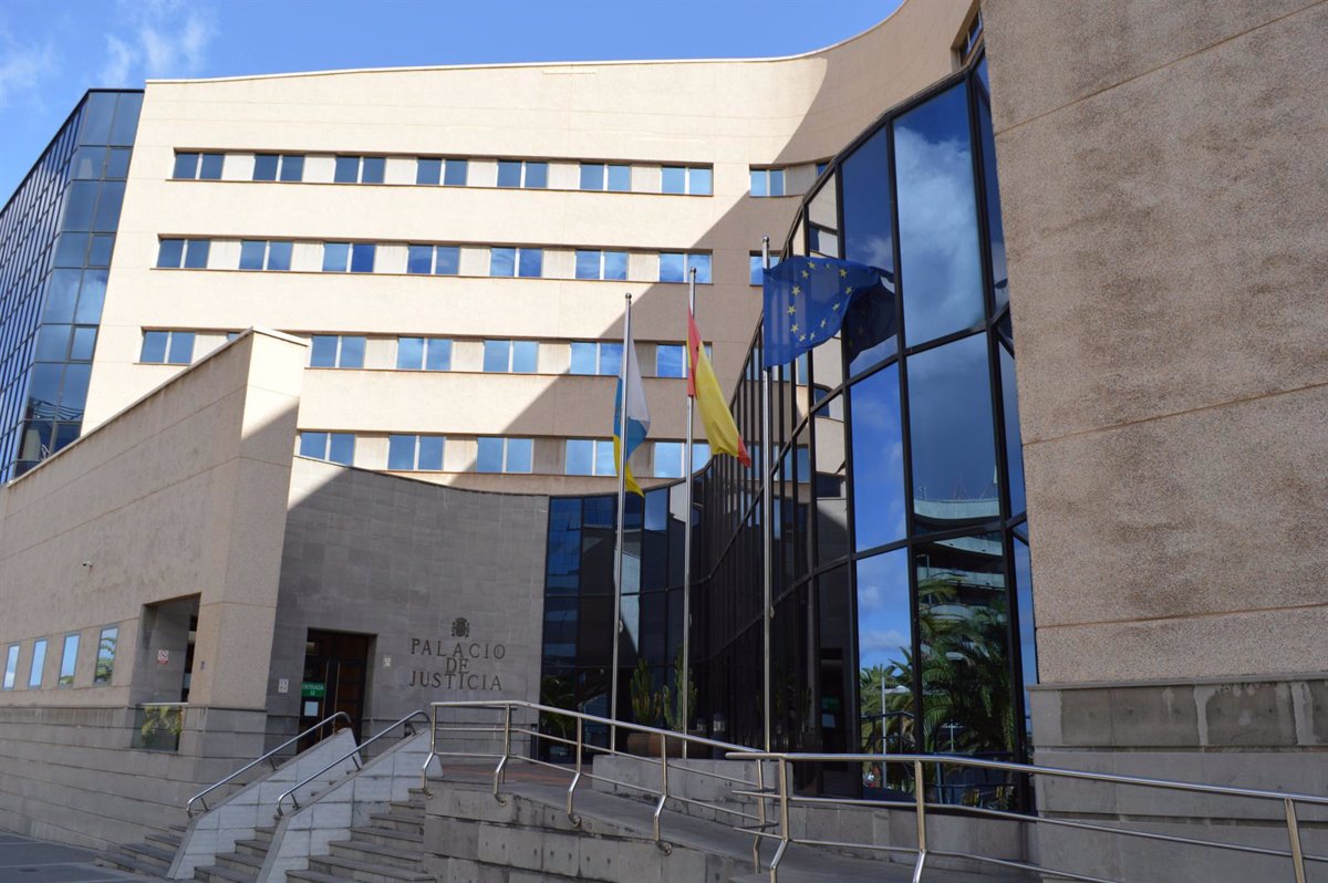 De l'avis lundi, le défendeur de deux présumés crimes de corruption des mineurs migrants à Tenerife
