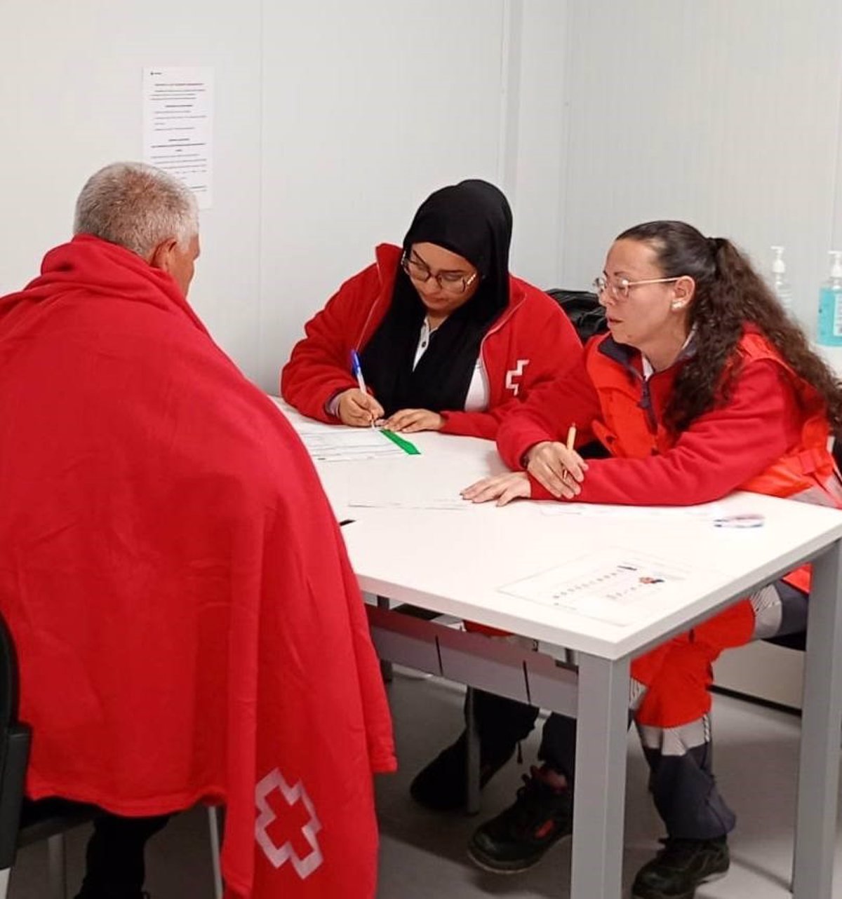 Ils sauvent une patera avec 14 personnes, dont un mineur, à 40 miles de la côte d'Alicante