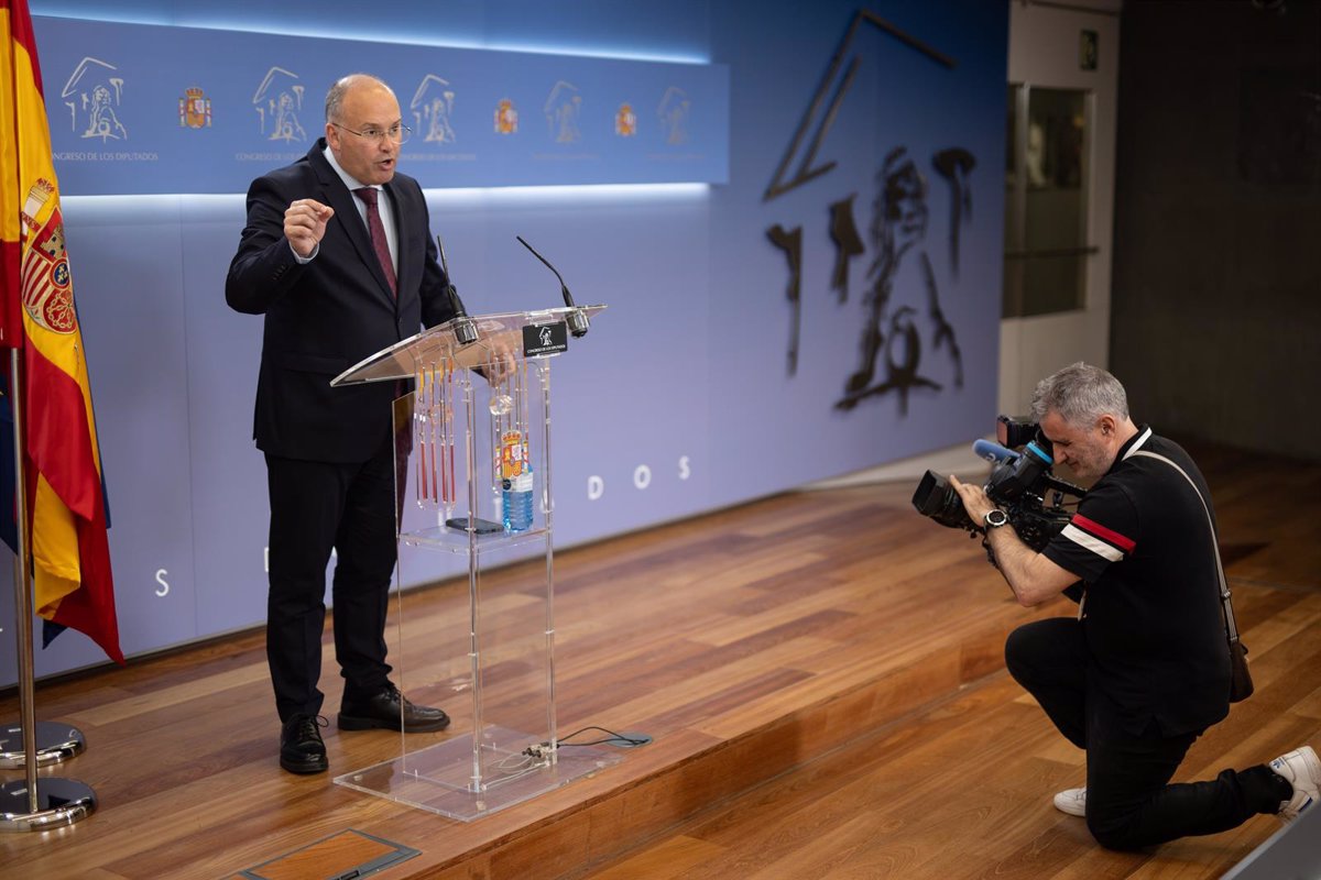 Tellado dit que la proposition du PSOE de régulariser les migrants est "un manque de respect pour le travail parlementaire"