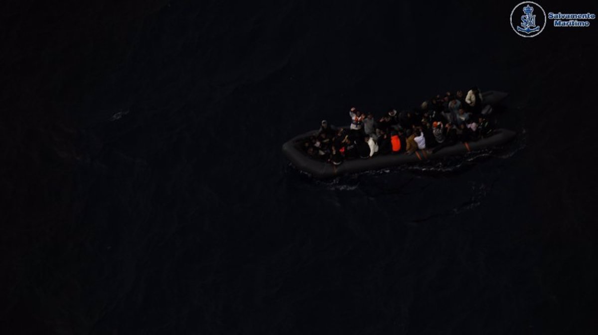 Ils sauvent un pneumatique avec 41 immigrants dans les eaux près de Lanzarote