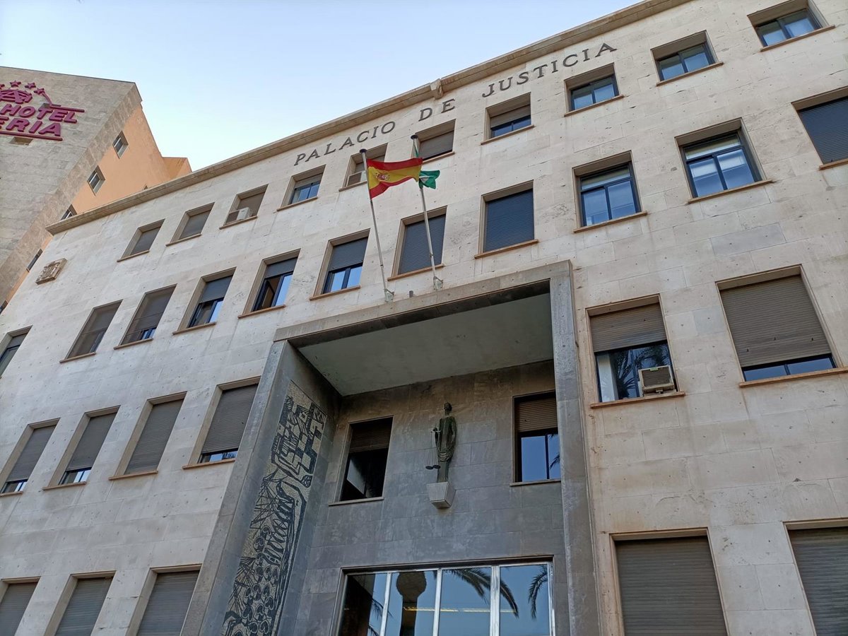 Trois hommes accusés de piloter une patera avec 17 migrants à bord