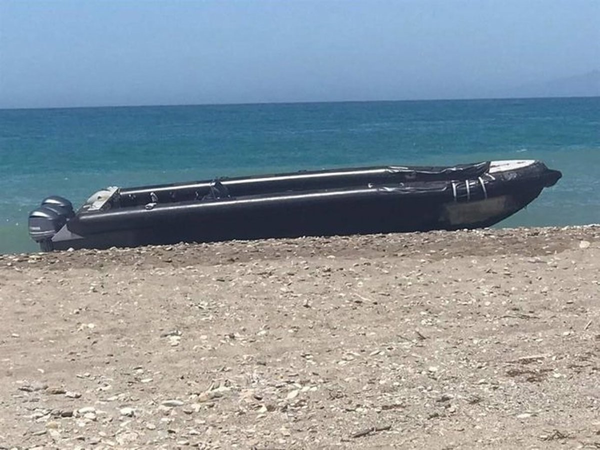 Deux pateras arrivent à Níjar (Almería) avec environ douze personnes dans l'eau amère et plusieurs aides dans les Sculles