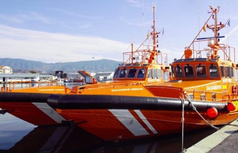 Secouru trois migrants de Maghreb essayant d'atteindre la côte de Grenade sur une moto aquatique