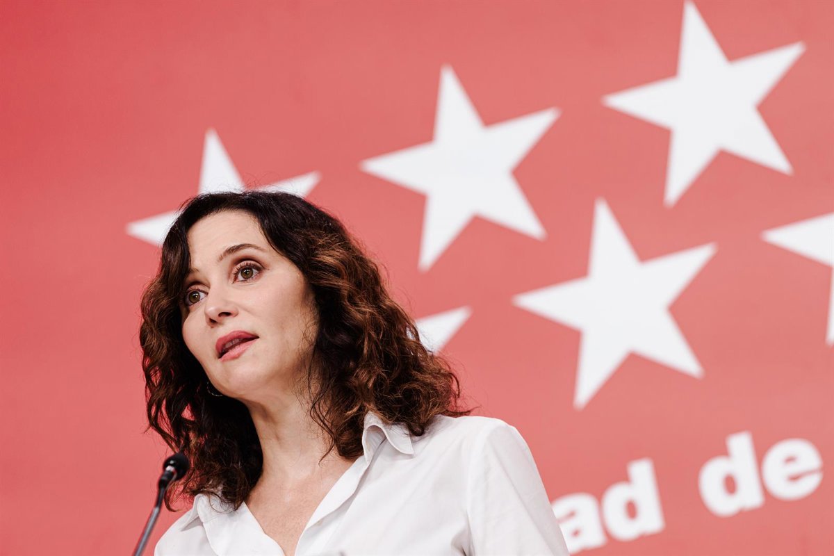 Ayuso censure la "menace" du gouvernement pour "forcer" une distribution des mineurs "sans procédure ni dialogue"