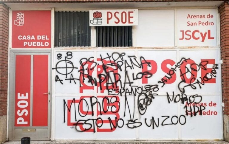 Ils vandalisent la maison du peuple du PSOE dans les arènes (Ávila) avec une symbologie nazie