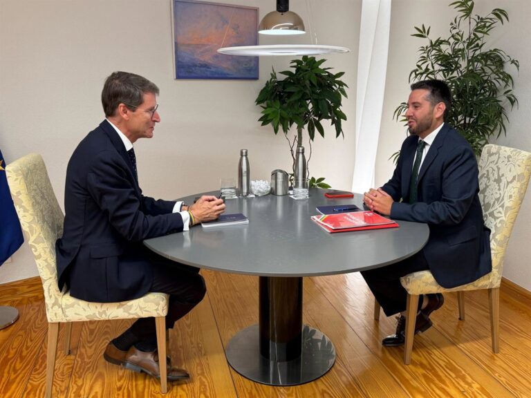 García (PSOE) demande un pacte pour la réception de mineurs migrants qui implique la Fédération des municipalités