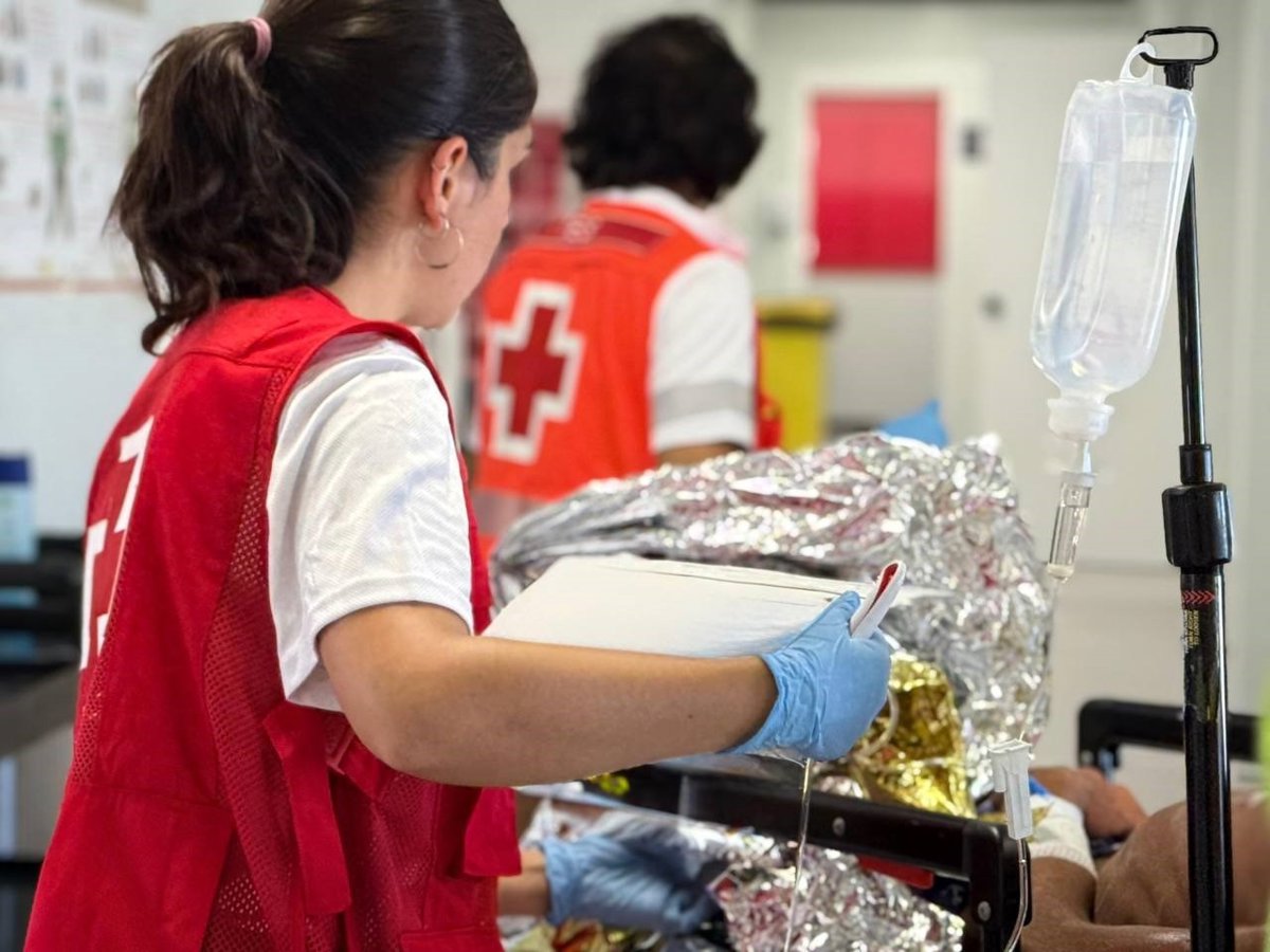 Ils localisent une patera avec trois personnes sur la côte d'Alicante et transfèrent deux à l'hôpital
