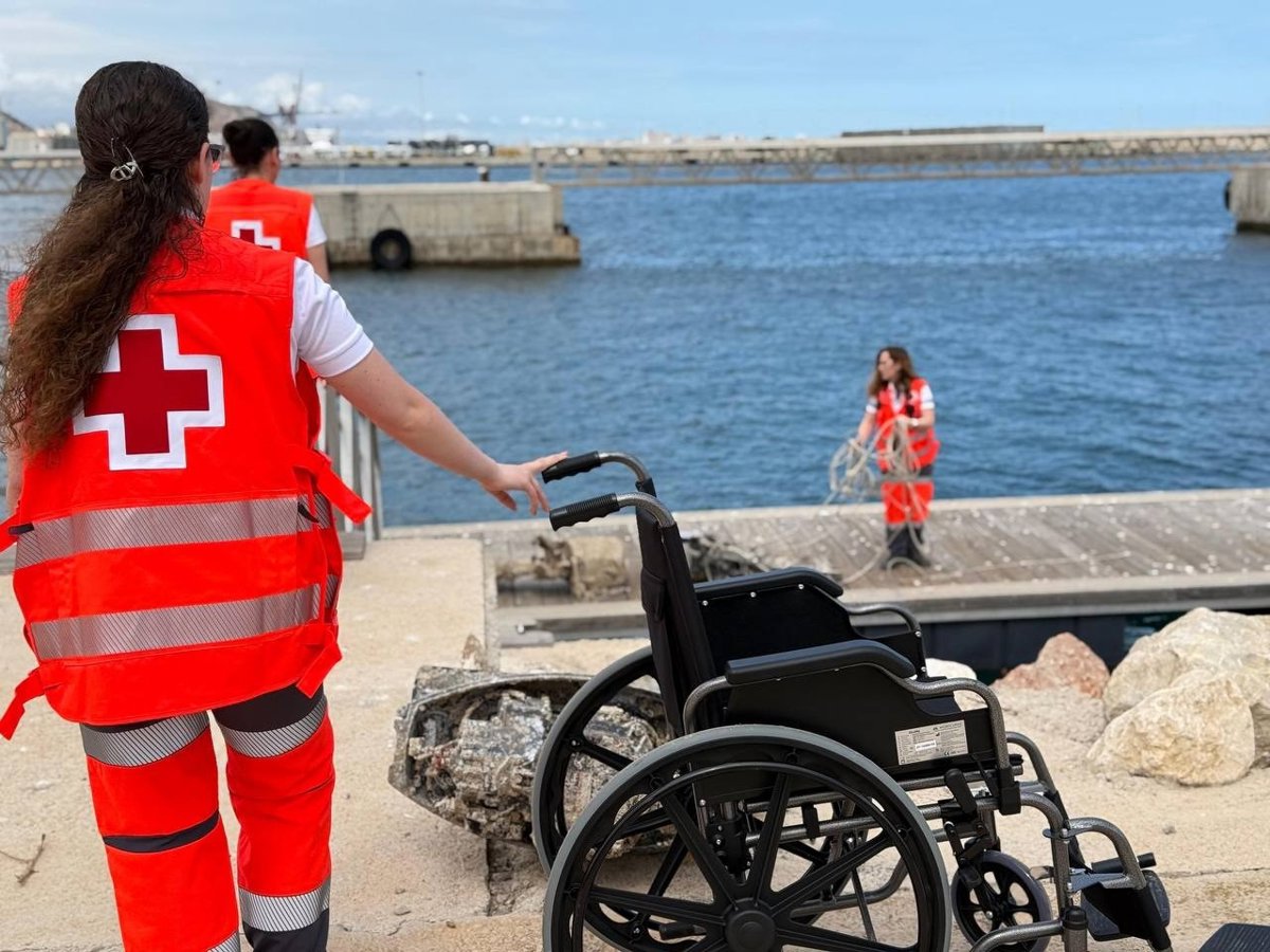 Une patera avec 18 personnes secoue à La Vila JOIOSA, avec une femme enceinte et deux mineurs, et trois transferts à l'hôpital