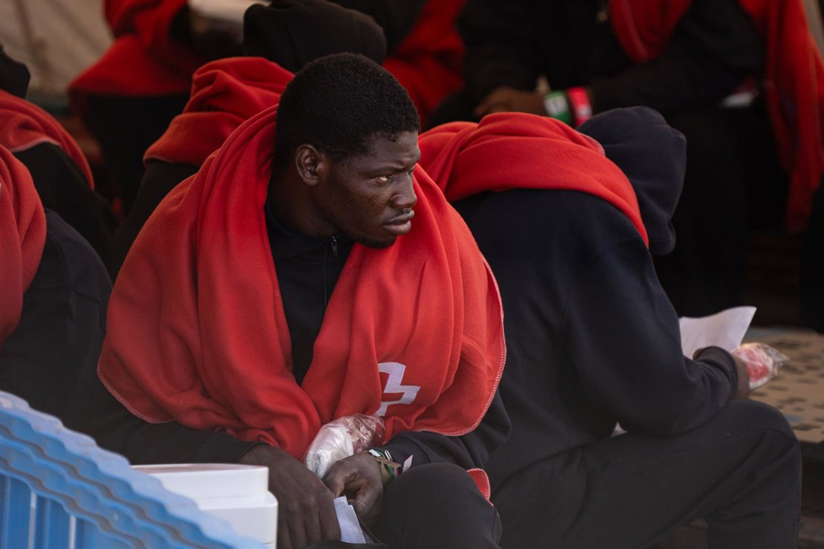 Ils sauvent une patera avec 49 migrants dans l'eau près de Lanzarote