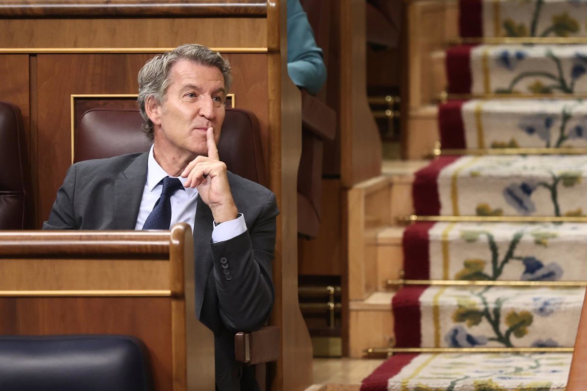 Feijóo critique la "double rupture" entre Sánchez et ses partenaires après le transfert d'immigration allongé en Catalogne