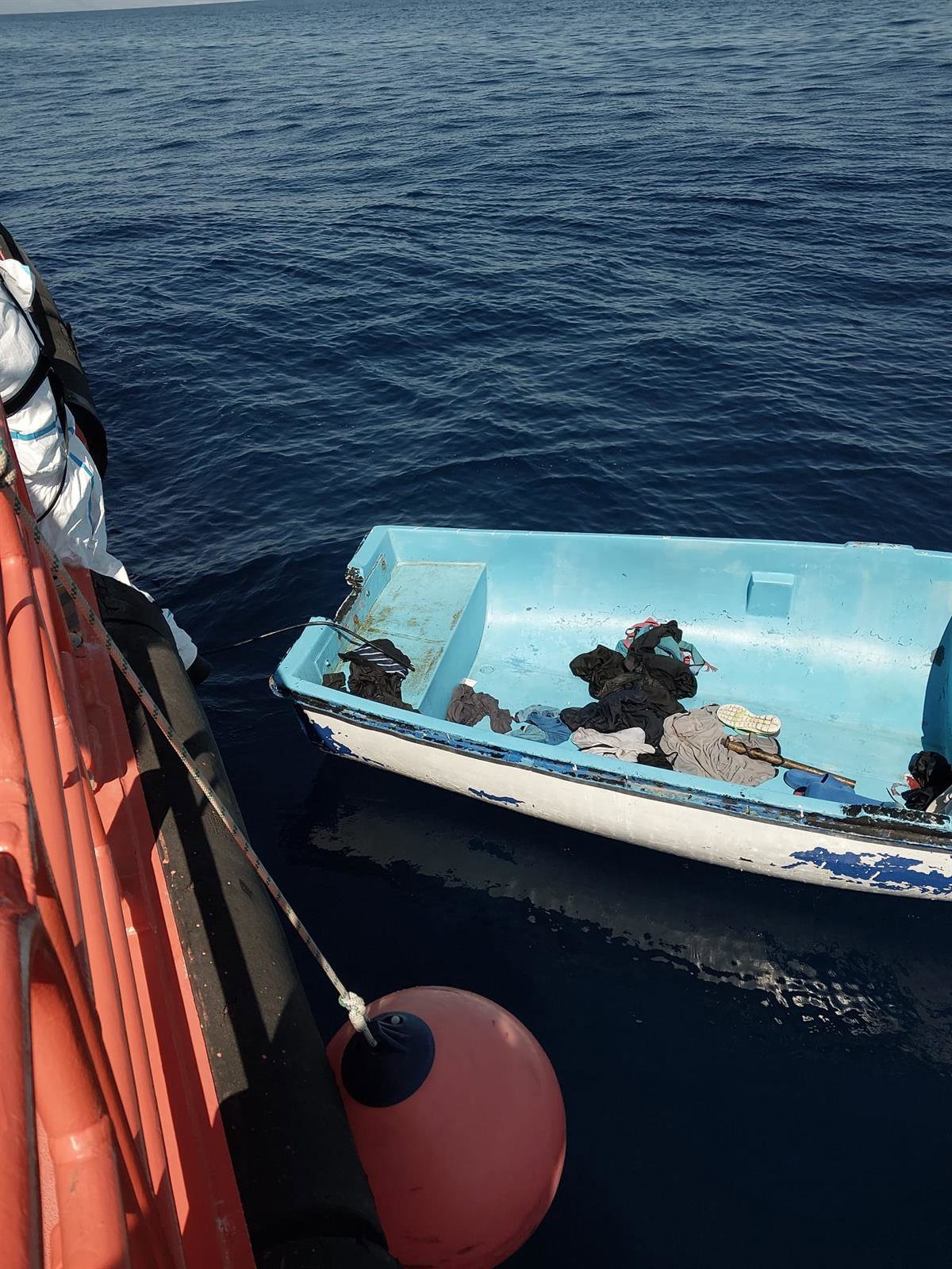 Ils sauvent 12 migrants avec plusieurs enfants d'une patera dérive à Almería, dont cinq déjà dans l'eau
