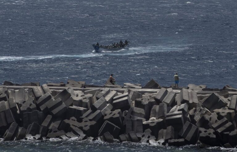 Quelque 98 migrants arrivent à La Restinga (El Hierro), dont quatre mineurs, à bord d'un cayuco