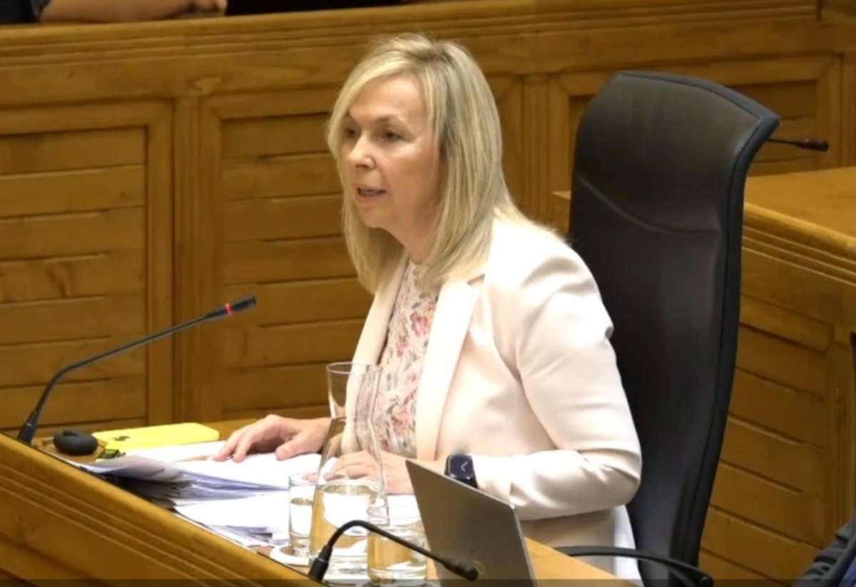 Del Arco désigne Sara Álvarez (Vox) comme "une personne qui discrimine, une politique qui discrimine les mineurs"