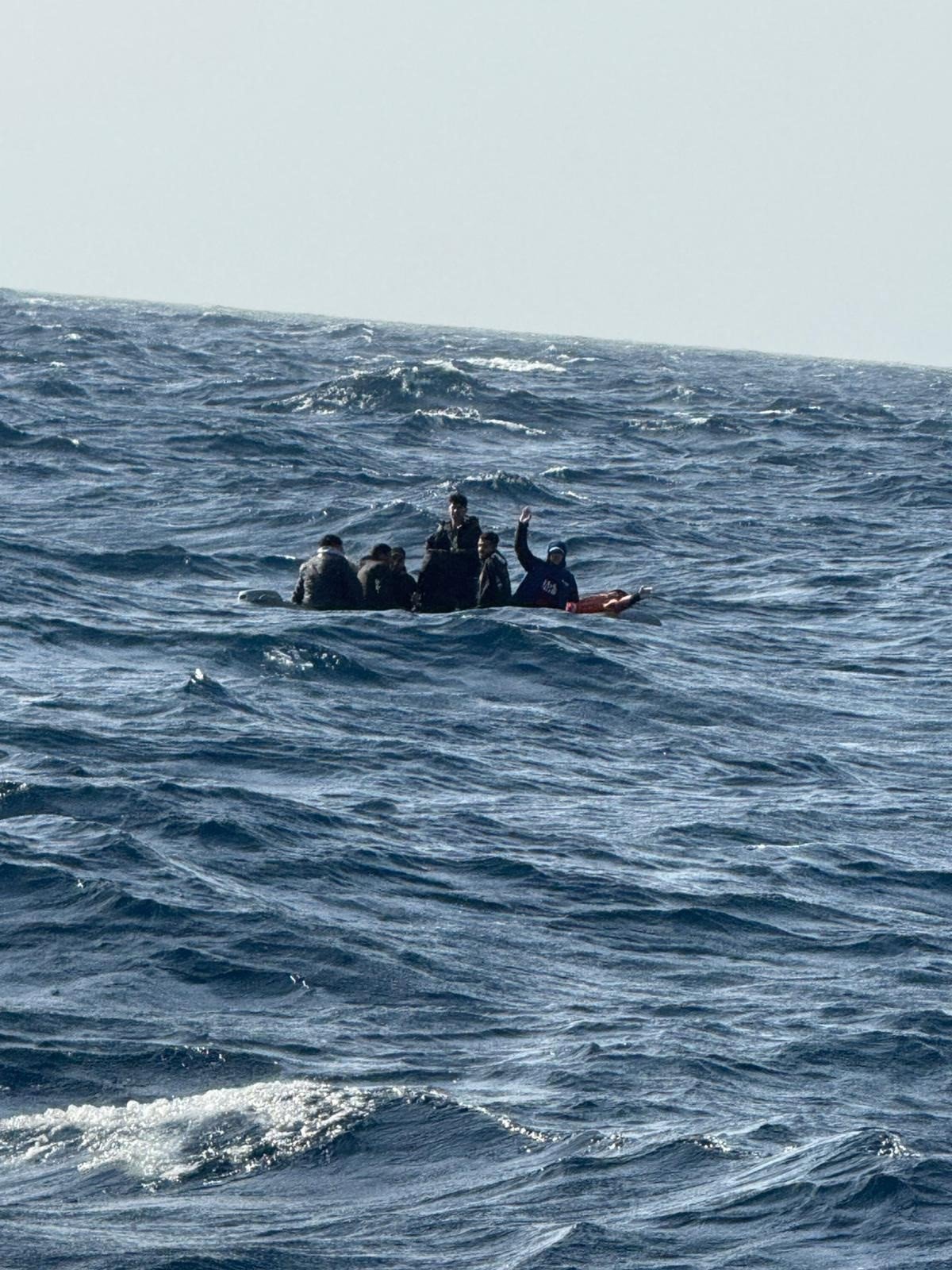 Maritime Rescue sauve dix migrants d'un bateau pneumatique à la dérive dans les eaux de Cabo de Gata (Almería)
