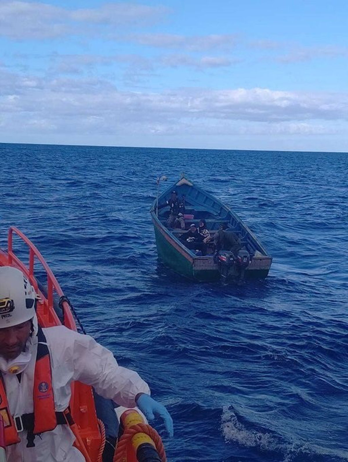 Ils sauvent sept immigrants, dont deux mineurs, à bord d'un bateau à 20 kilomètres de Gran Canaria